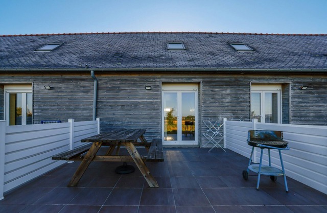 Cottage 'Gite Gwenn Ha Du' with Private Terrace, Shared Garden and Wi-Fi