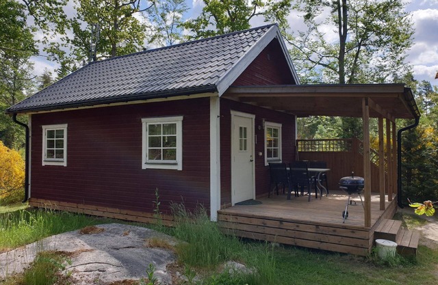Cottage Gösen close to the lake with a rowing boat