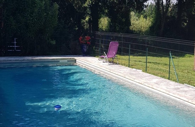 cottage in the countryside at the foot of the alpilles and Avignon
