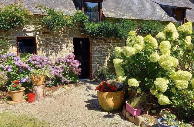 Cottage in local stone/between land and sea