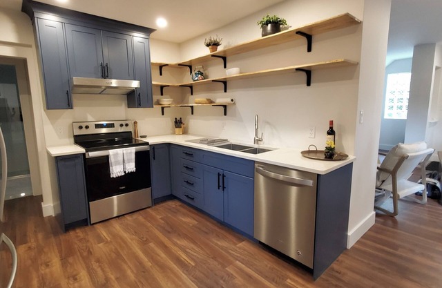 Cottage in Private Community with Hot Tub & Sauna. Perfect for big groups!