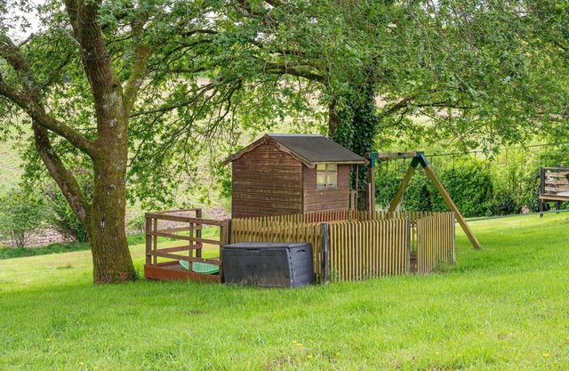 Cottage 'La Maison Blanche' with Shared Pool, Shared Garden and Wi-Fi