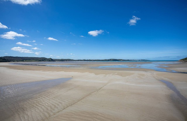 Cottage 'Maison Familiale 12 Pers Proche Mer' with Shared Terrace and Wi-Fi