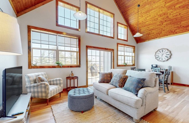 Cottage on active vineyard with lovely views, grill, firepit, EV charger, & W/D