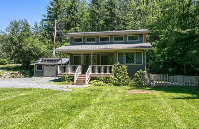Cottage on the Crick-Sits right on Pine Creek