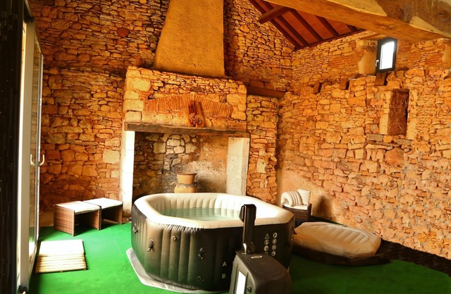 COTTAGE PRIVATE with SPA -Wifi-Baby Equi-Sheets provided