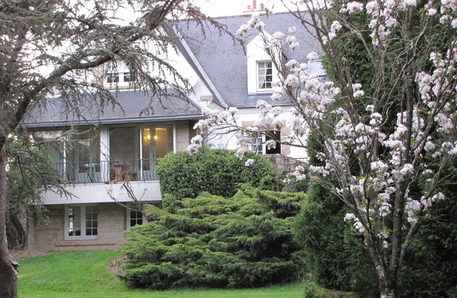 Cottage Rental 90 m² with its beautiful park of 4000 m² and beautiful trees.