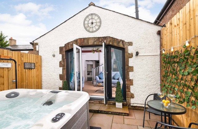 Cottage - Sleeps 3, hot tub & pet friendly