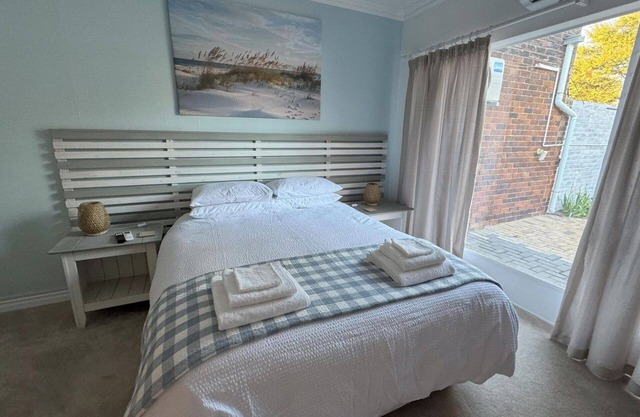 Cottage - Sleeps 4 - Pet friendly - Pool - Parking