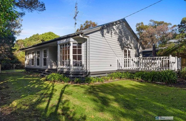 Cottage style weatherboard house 5 min walk to Red rocks Beach.