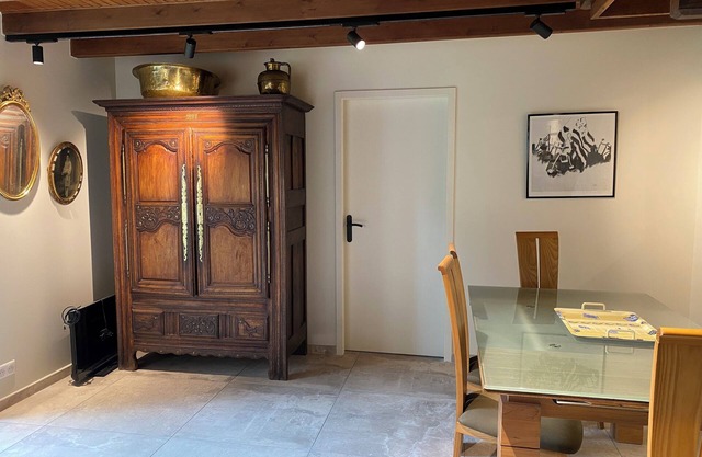 Cottage Tea Mamm, in its green setting and his tea gardens , 3*