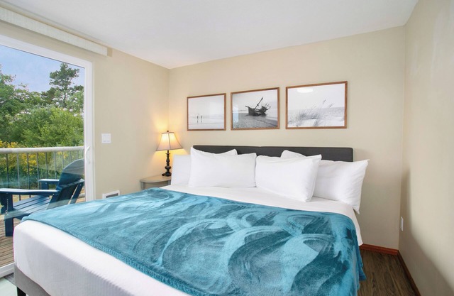 Cottage w/Sundeck near Beach | WiFi