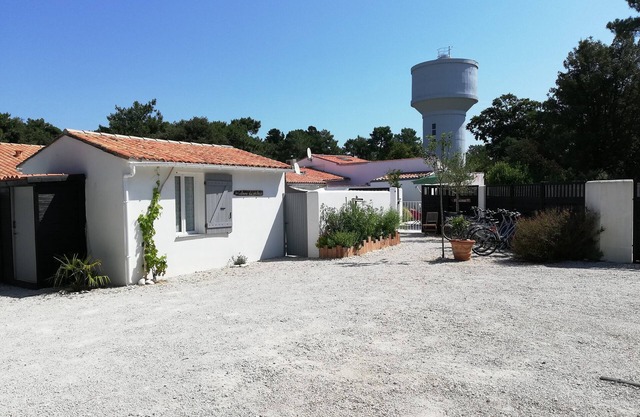 Cottage with 2 bedrooms, private patio, quiet and private parking, heated pool