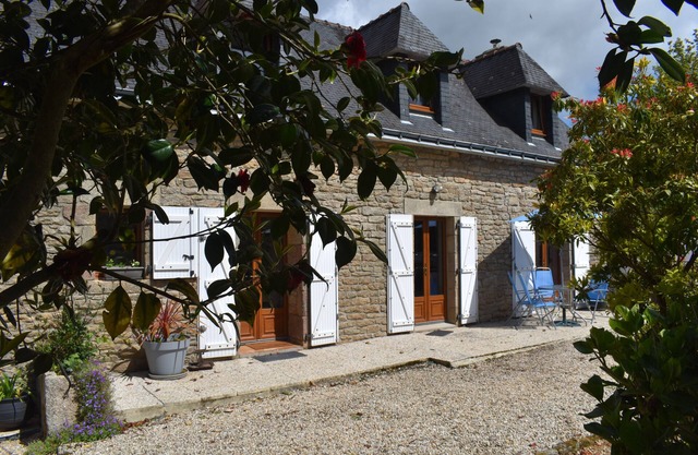 Cottage with HEATED INDOOR POOL/SPA facilities Langonnet Morbihan ,Brittany