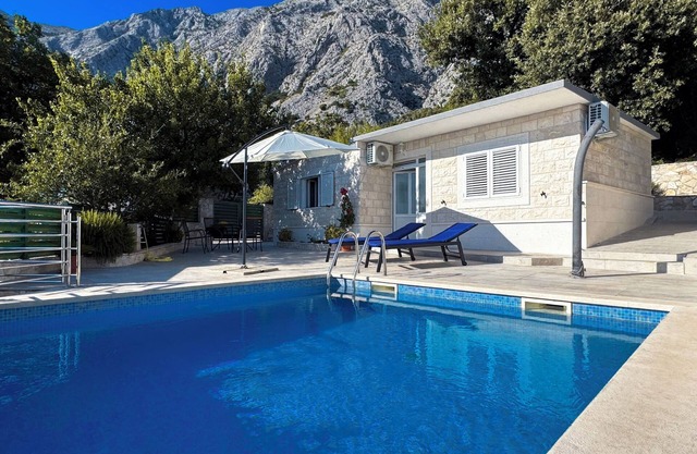 Cottage with pool and sea view