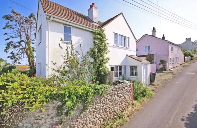 Cottage with sea and countryside views - sleeps 6