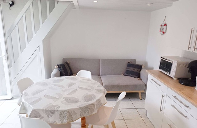 Cottage with Terrace, Parking 800m from the Beach