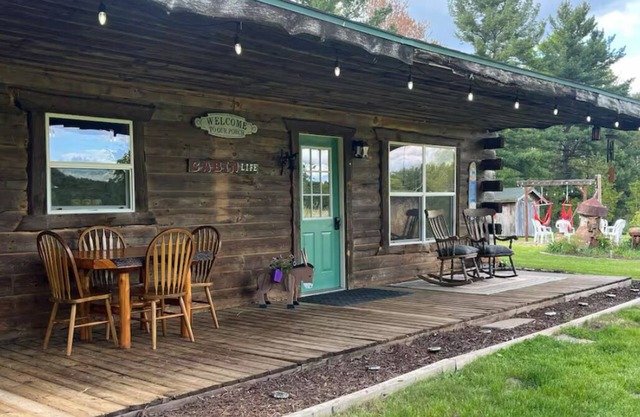 Country Creek Retreat: cozy 2-bedroom cabin with AC, WiFi, & forested privacy