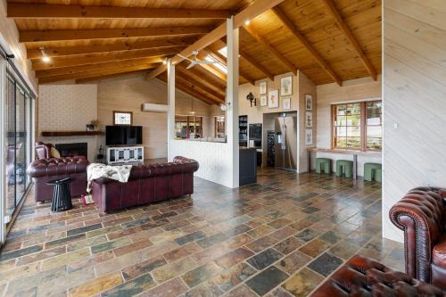 Country Escape - 3BR Home with Panoramic Views