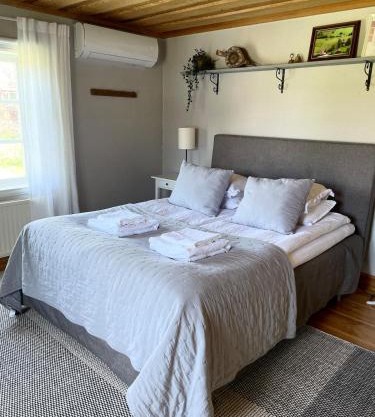 Country Escape, Cozy Village Cottage