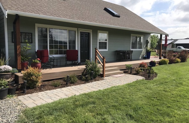 Country escape next to town for a quaint cottage getaway & majestic Rainer view