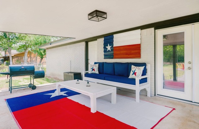 Country Feel with Huge Backyard, firepit, cornhole games, grill, volleyball court, next to train
