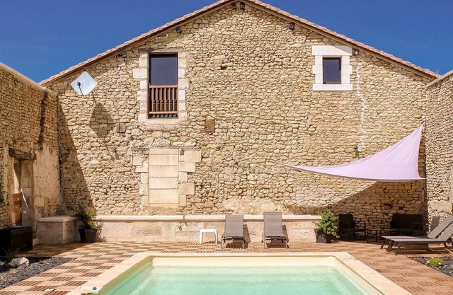Country house with view of the castle.