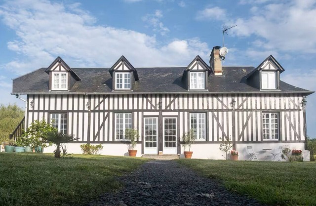 Country house in the Pays d'Auge between villages