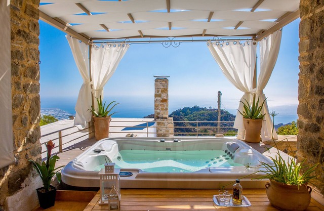 Country house with 4 bedrooms, Jacuzzi and infintive views to the Med sea