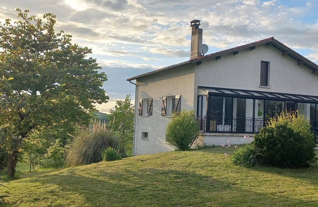Country house in the Quercy with swimming pool
