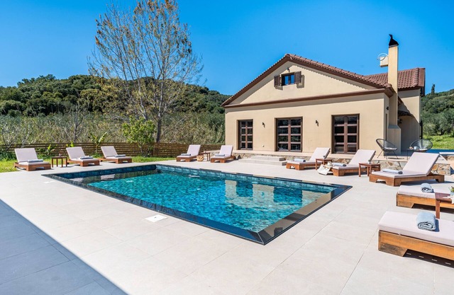 Country House 'Queen Alla' with Mountain View, Wi-Fi and Air Conditioning