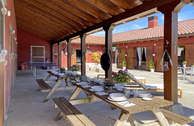 Country house with mountain views and capacity for up to 14 guests.