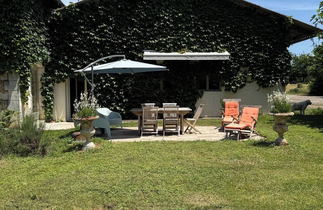 Country outbuilding close to all amenities with swimming pool