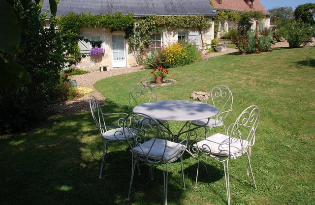 COUNTRY PROPERTY ON THE EDGE OF FOREST AND VINEYARDS