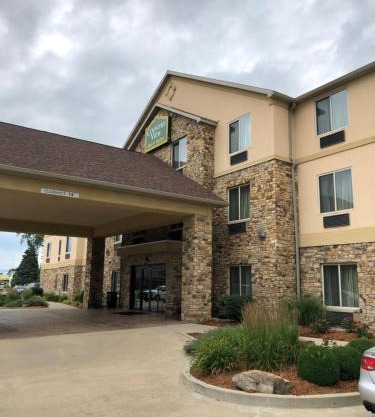 Countryview Inn & Suites