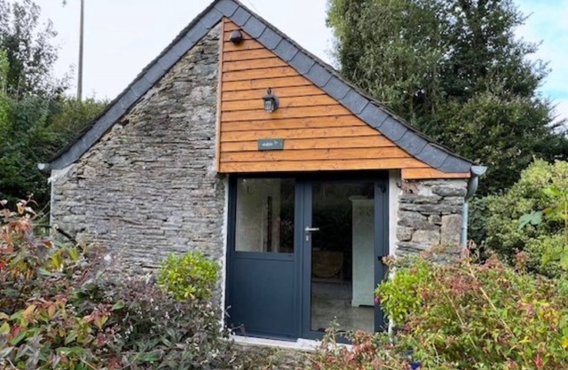 Couples' chambre d'hôte in Monts D'Arrée with access to heated swimming pool