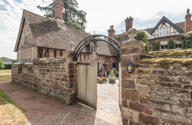 COURTYARD COTTAGE, family friendly, luxury holiday cottage in Meeson