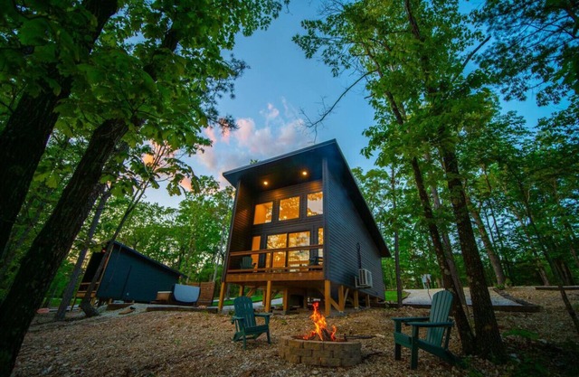 Cove Creek-Modern Cabin Hot Tub, 3 mi. to Buffalo