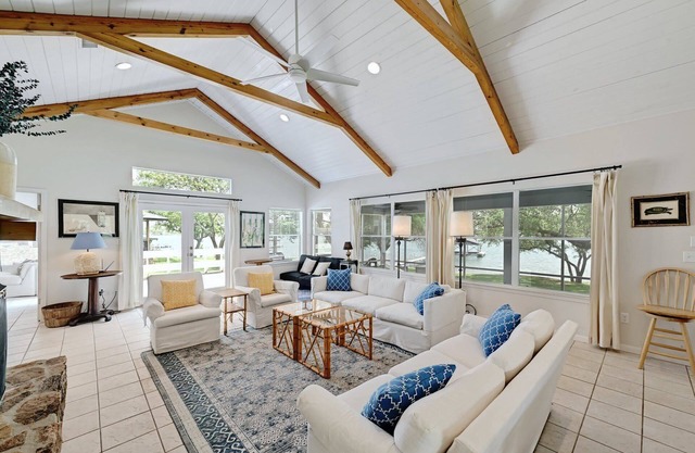 Cove House @ Cockleburr Cove on Inks Lake w/boat dock & tennis court