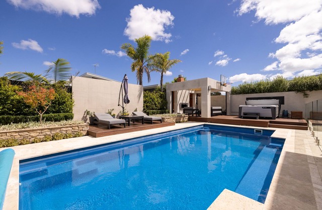 Cowes - Modern 5 Bedroom house with solar heated swimming pool, spa & sauna
