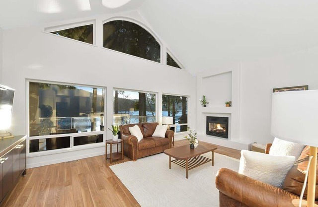 Cowichan Lake Manor Lakefront Retreat