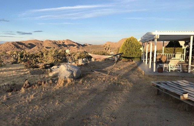 COYOTE CREEK RETREAT: Semi-Rural, Monument Views, Stargazing, Spa, Vintage LPs.