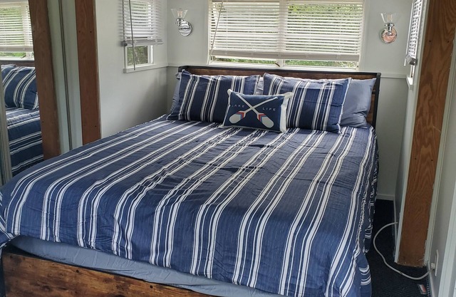 Cozy 1-bdrm Glamping Trailer set in the woods of tranquil Alexandria - AC, WiFi