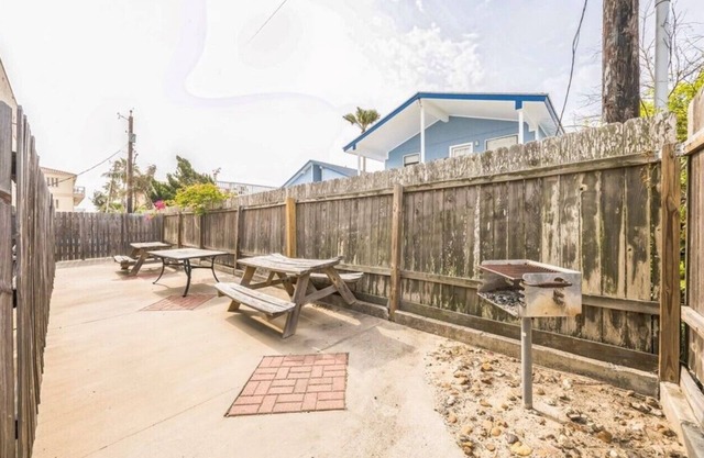 Cozy 1-bedroom condo in charming South Padre Island with AC