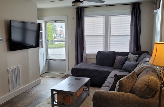 Cozy 1-bedroom apartment with WiFi, AC in adorable West Jefferson