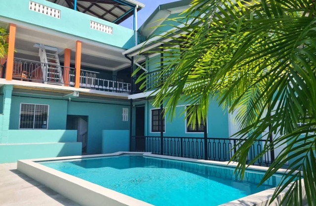 Cozy 1-bedroom apartment with WiFi, Pool near the Airport & Store Bay Beach