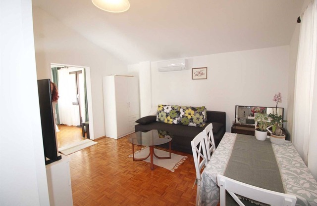 Cozy 1-Bedroom Apartment with Parking near the sea