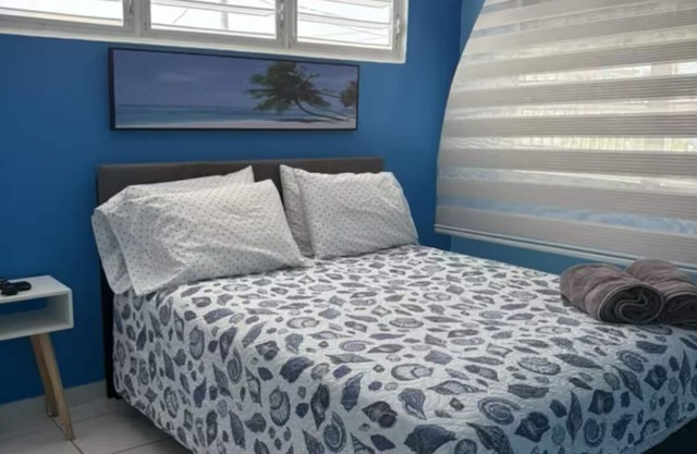 Cozy 1-bedroom apartment in charming Carolina with WiFi & AC, 10 min from SJU.