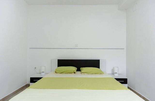 Cozy 1-bedroom apartment in a peaceful part of Budva with WiFi, AC, TV.