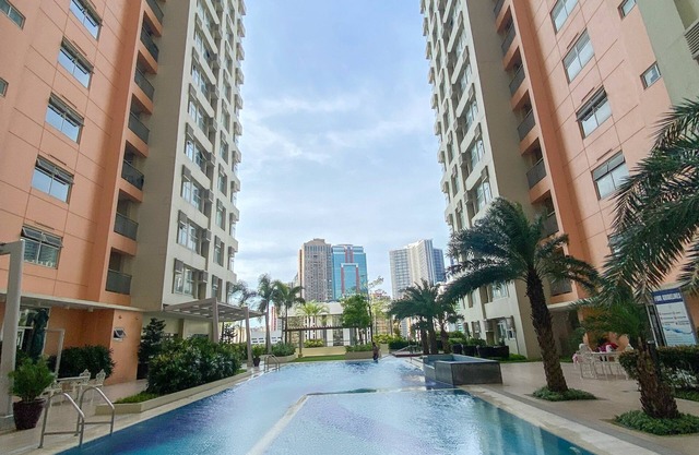 Cozy 1-bedroom condo with AC and WiFi in located in the Heart of Makati